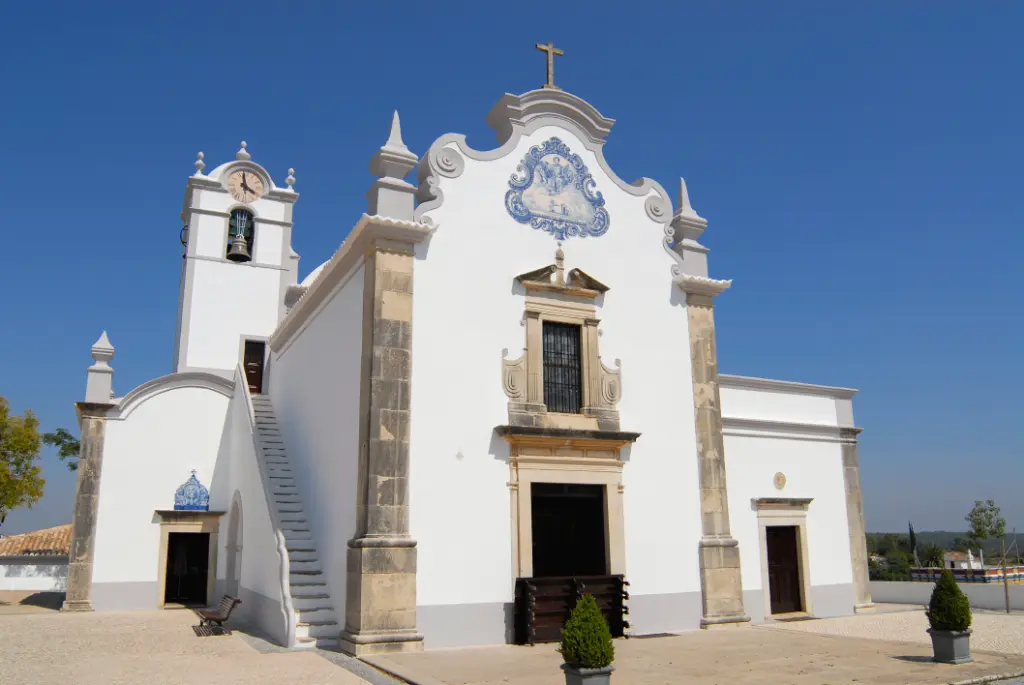 Außenansicht der Kirche des Heiligen Laurentius von Rom in Almancil, Portugal.