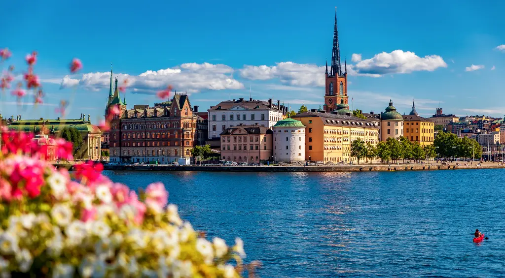 Panoramablick auf die Stockholmer Altstadt Gamla Stan und die Kirche Riddarholmen in Schweden